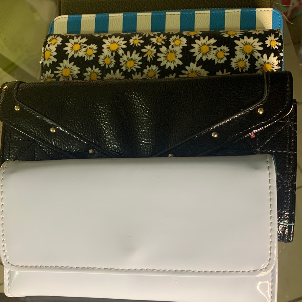 Wallet lot - Picture 2 of 2